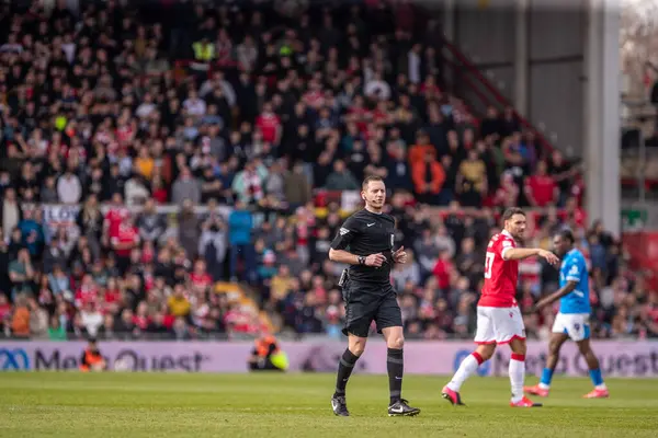 Hakem Simon Mather, Wrexham - Stockport County maçı sırasında Wrexham - SToK Cae Ras, Wrexham, Birleşik Krallık, 22 Mart 2025