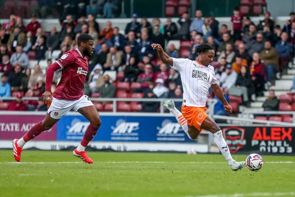 Blackpool 'dan Niall Ennis, 22 Mart 2025 tarihinde İngiltere' nin Sixfields Stadyumu 'nda oynanan Northampton Town-Blackpool maçında 0-2 berabere kaldı.