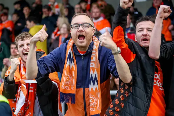 Blackpool taraftarları 22 Mart 2025 'te İngiltere, Northampton' daki Sixfields Stadyumu 'nda oynanan Northampton Town-Blackpool maçı sonrasında takımların zaferini kutluyorlar.