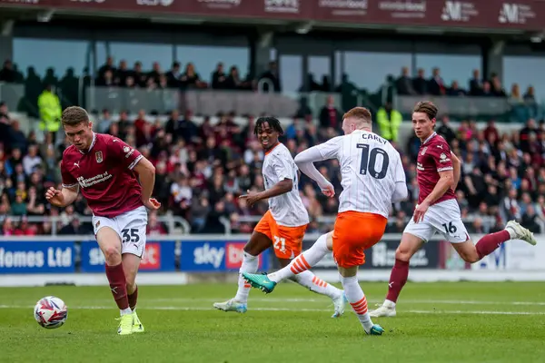 Blackpool takımından Sonny Carey 22 Mart 2025 'te Northampton Town, Northampton Stadyumu' nda Blackpool 'a karşı oynanan Sky Bet 1 maçı sırasında çekim yapıyor.