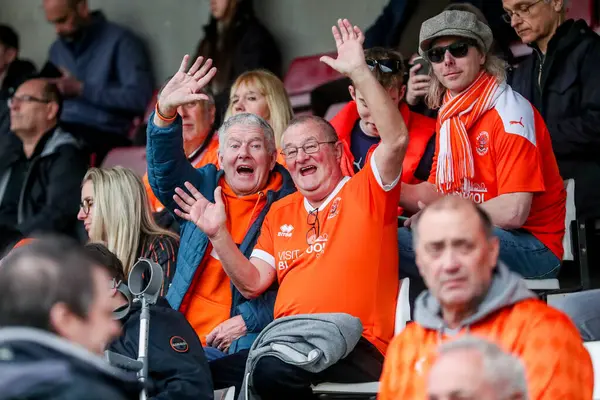 Blackpool taraftarları 22 Mart 2025 'te İngiltere, Northampton' daki Sixfields Stadyumu 'nda oynanan Northampton Town-Blackpool maçı sonrasında takımların zaferini kutluyorlar.