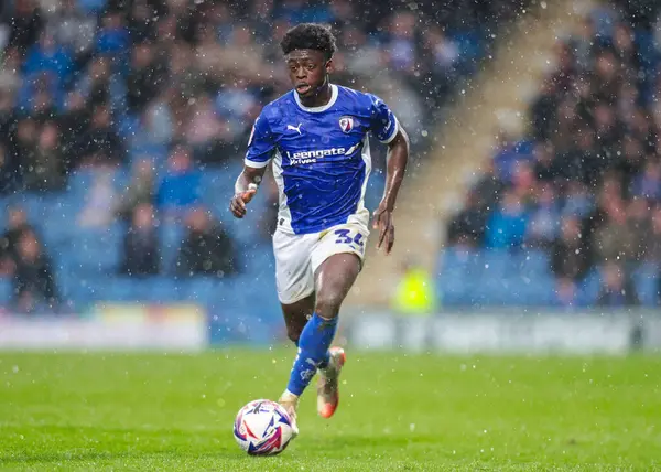 Chesterfield takımından Michael Olakigbe, 22 Mart 2025 'te İngiltere' nin Chesterfield şehrindeki SMH Group Stadiumact Stadyumu 'nda oynanan maçta Chesterfield' a karşı Harrogate Town maçını izledi.