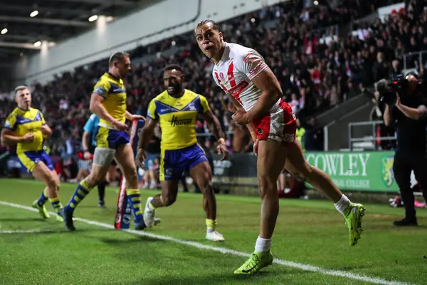 St. Helens 'li Dayon Sambou, 21 Mart 2025' te St Helens vs Warrington Wolves 'a karşı oynanan Betfred Süper Lig maçında 12-14' lük galibiyetini kutluyor.