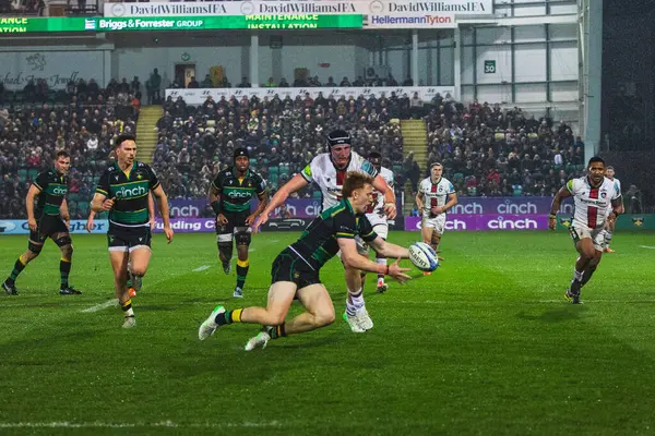 Cameron Henderson, Gallagher Premiership maçında Northampton Saints 'e karşı Leicester Tigers maçında 21 Mart 2025' te Franklin 's Gardens, Northampton, İngiltere' deki Cinch Stadyumu 'nda hücum ettikten sonra topu tekrar topluyor.