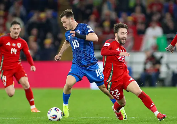 Kazakistan 'dan Maxim Samorodov, 22 Mart 2025 tarihinde Cardiff City Stadyumu' nda oynanan FIFA Dünya Kupası eleme maçında top sürüyor.