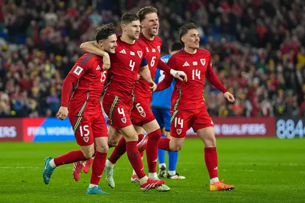 Galler 'den Ben Davies, 22 Mart 2025' te Cardiff City Stadyumu 'nda oynanan ve Galler ile Kazakistan arasında oynanan Dünya Kupası eleme maçında takımlarının ikinci golünü kutluyor.