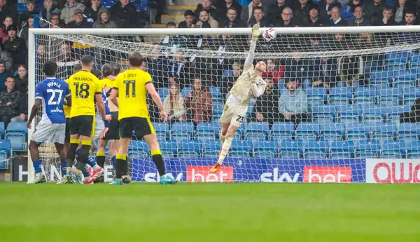Chesterfield 'dan Ryan Boot, 22 Mart 2025' te İngiltere 'nin Chesterfield şehrindeki SMH Group Stadiumact Stadyumu' nda oynanan Sky Bet 2 karşılaşmasında bir kurtarış yaptı.