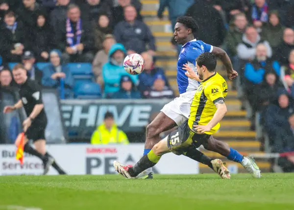 Chesterfield 'dan Aribim Pepple, Harrogate Town' dan Anthony O 'Connor ile 22 Mart 2025' te SMH Group Stadiumact Stadyumu 'nda oynanan Sky Bet 2 maçında karşılaşacak.