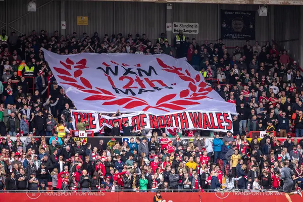 Wrexham taraftarları 22 Mart 2025 'te İngiltere' nin SToK Cae Ras kentinde oynanan Wrexham - Stockport County maçında 12. adam pankartını kaldırdılar.