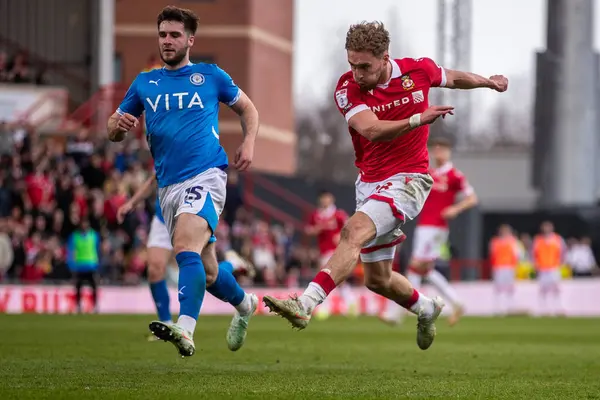 Wrexham 'dan Sam Smith, Wrexham-Stockport County maçında 22 Mart 2025' te SToK Cae Ras, Wrexham, İngiltere 'de golü atıyor.