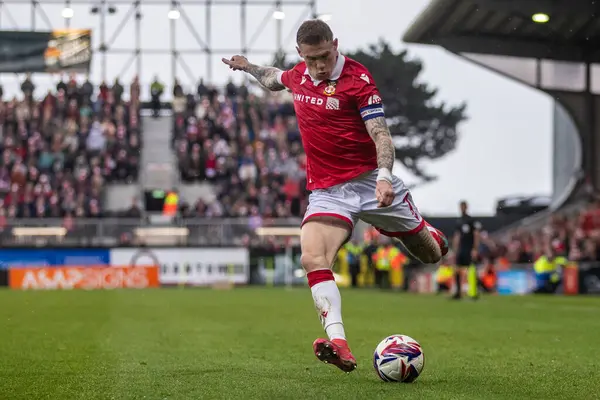 Wrexham 'dan James McClean, Wrexham-Stockport County maçı sırasında Wrexham - SToK Cae Ras, Wrexham, Birleşik Krallık' ta 22 Mart 2025 'te bir haç gönderdi.