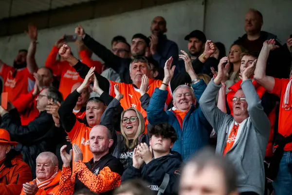 Blackpool taraftarları 22 Mart 2025 'te İngiltere, Northampton' daki Sixfields Stadyumu 'nda oynanan Northampton Town-Blackpool maçı sonrasında takımların zaferini kutluyorlar.