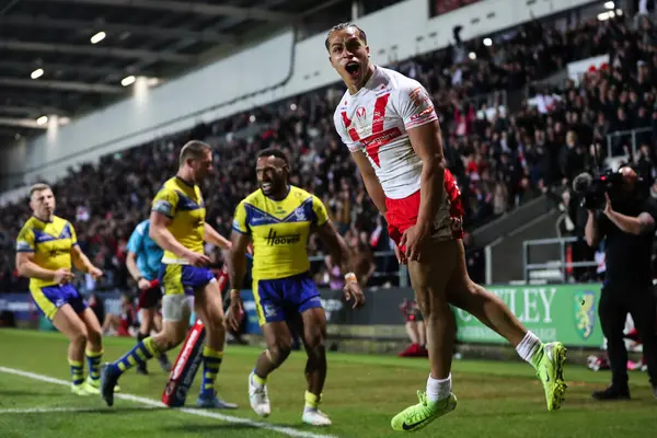 St. Helens 'li Dayon Sambou, 21 Mart 2025' te St Helens vs Warrington Wolves 'a karşı oynanan Betfred Süper Lig maçında 12-14' lük galibiyetini kutluyor.