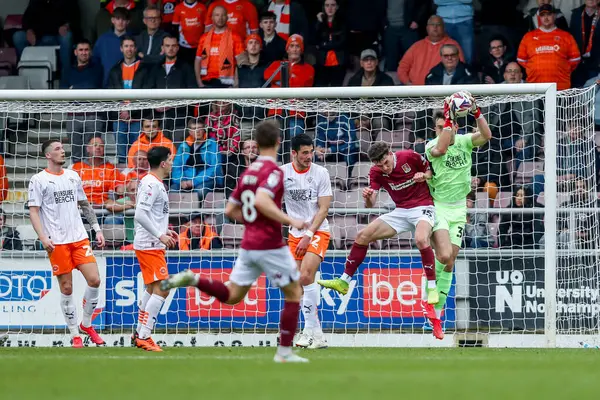 Blackpool 'dan Harry Tyrer, 22 Mart 2025' te İngiltere 'nin Sixfields Stadyumu' nda oynanan Northampton Town-Blackpool maçında bir kurtarış yaptı.
