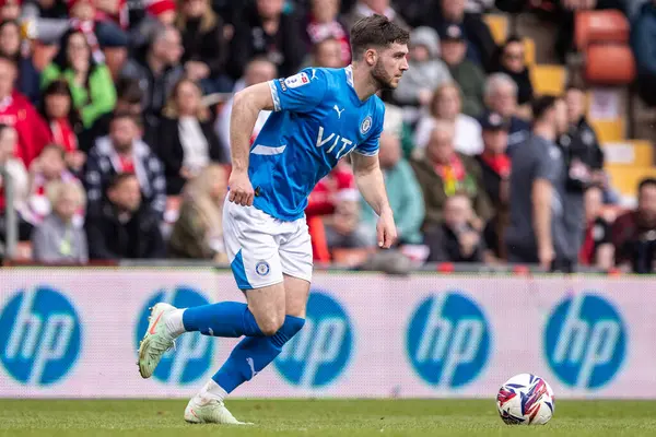 Stockport County 'den Ethan Pye, 22 Mart 2025' te İngiltere 'nin SToK Cae Ras, Wrexham kentinde oynanan Sky Bet 1 karşılaşmasında topu taşıyor.