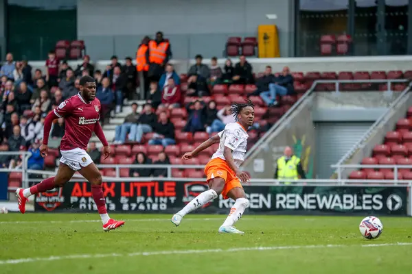Blackpool 'dan Niall Ennis, 22 Mart 2025 tarihinde İngiltere' nin Sixfields Stadyumu 'nda oynanan Northampton Town-Blackpool maçında 0-2 berabere kaldı.