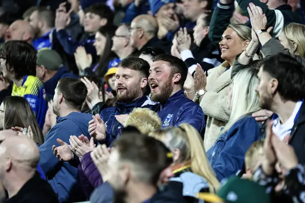 Warrington taraftarları, Warrington Wolves 'tan George Williams' ın Betfred Süper Lig 5. Raundunda St Helens - Warrington Wolves maçını St Helens, St Helens, İngiltere 'de 21 Mart 2025' te kutluyorlar.