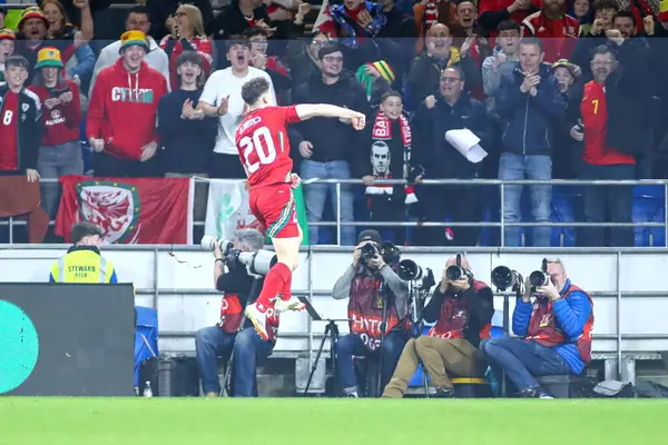 Galler 'den Dan James, 22 Mart 2025' te Cardiff City Stadyumu 'nda oynanan ve Galler' e karşı Galler Dünya Kupası eleme maçında takımının ilk golünü atmasını kutluyor.