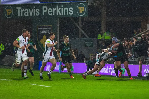 Freddie Steward, Rory Hutchinson 'ı Gallagher Premiership maçında yendi. Northampton Saints - Leicester Tigers maçında Franklin' s Gardens, Northampton, İngiltere 'deki Cinch Stadyumu' nda.