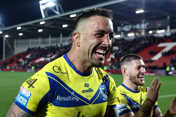 Warrington Wolves takımından Paul Vaughan, 21 Mart 2025 'te St Helens-Warrington Wolves maçında kazandığı galibiyeti kutluyor.