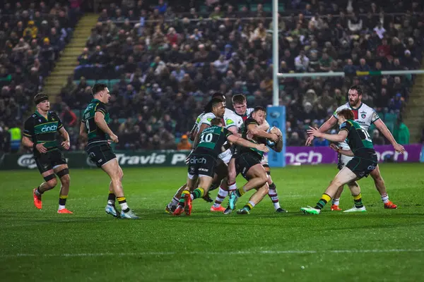 Gallagher Premiership maçı sırasında Franklin 's Gardens, Northampton, İngiltere' deki Cinch Stadyumu 'nda Northampton Saints - Leicester Tigers maçında top için mücadele eden oyuncular görülüyor.