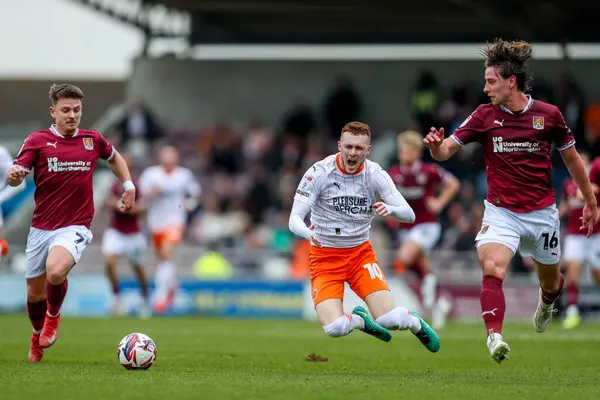 Blackpool 'dan Sonny Carey, 22 Mart 2025 tarihinde Northampton, İngiltere' deki Sixfields Stadyumu 'nda oynanan Northampton Town-Blackpool maçında Northampton Town' dan Terry Taylor 'a meydan okudu.