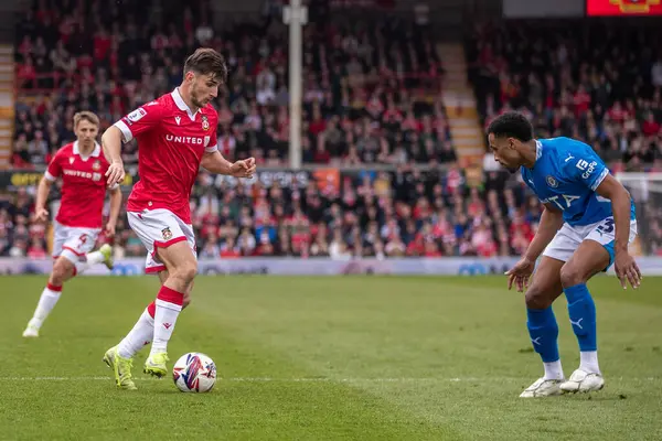 Wrexham 'dan Ryan Longman, 22 Mart 2025' te İngiltere 'nin SToK Cae Ras, Wrexham-Stockport County maçında Stockport County' den Ibou Touray ile karşılaşacak.
