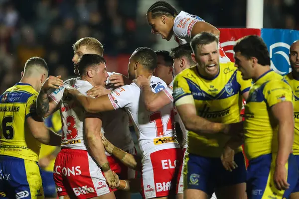 St. Helens 'ten Morgan Knowles, 21 Mart 2025' te St Helens-Warrington Wolves maçında Betfred Süper Lig 'de 6-8' lik galibiyetini kutluyor.