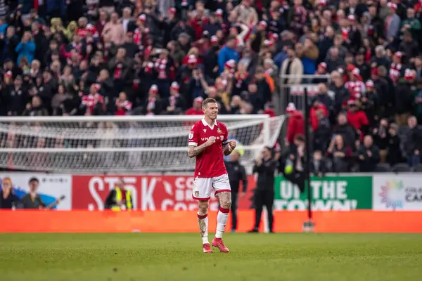 Wrexham 'dan James McClean, Wrexhams' ın 22 Mart 2025 tarihinde SToK Cae Ras, Wrexham, Birleşik Krallık 'ta oynanan Sky Bet 1 maçında kazandığı 1-0' lık galibiyeti kutluyor.