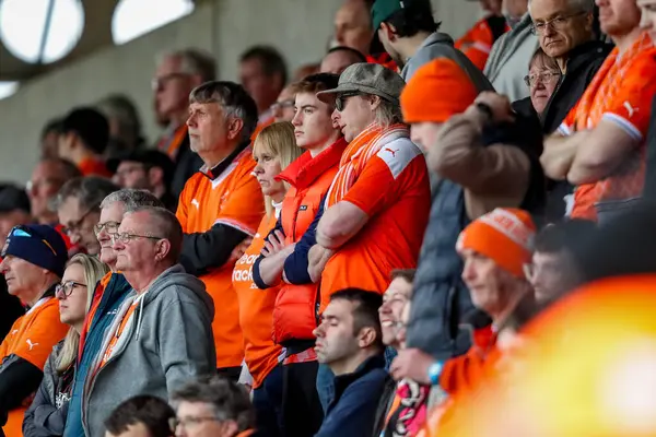 Blackpool taraftarları 22 Mart 2025 'te İngiltere' nin Northampton şehrindeki Sixfields Stadyumu 'nda oynanan Northampton Town-Blackpool maçına bakıyorlar.