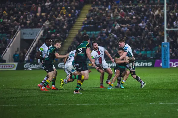 Gallagher Premiership maçı sırasında Franklin 's Gardens, Northampton, İngiltere' deki Cinch Stadyumu 'nda Northampton Saints - Leicester Tigers maçında top için mücadele eden oyuncular görülüyor.