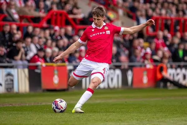 Wrexham 'dan Max Cleworth, 22 Mart 2025' te İngiltere 'nin SToK Cae Ras, Wrexham kentinde oynanan Gökyüzü İddia Ligi 1 karşılaşmasında topu geçti.