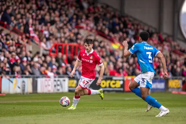 Wrexham 'dan Ryan Longman, 22 Mart 2025' te İngiltere 'nin SToK Cae Ras, Wrexham-Stockport County maçında Stockport County' den Ibou Touray ile karşılaşacak.