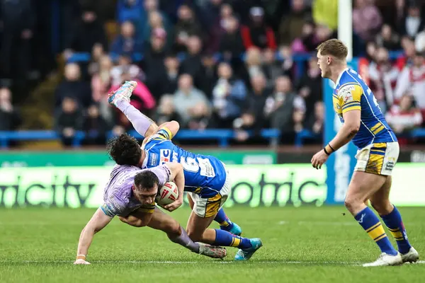 Wigan Warriors 'dan Harry Smith, Leeds Rhinos' tan Brodie Croft tarafından oynanan Betfred Süper Lig 5. Raundunda Leeds Gergedan 'a karşı Wigan Warriors maçı sırasında Headingley Stadyumu, Leeds, Birleşik Krallık' ta 22 Mart 2025 'te oynanmıştır.