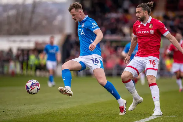 Stockport County 'den Callum Connolly, 22 Mart 2025' te SToK Cae Ras, Wrexham - Stockport County maçında topu kontrol ediyor.