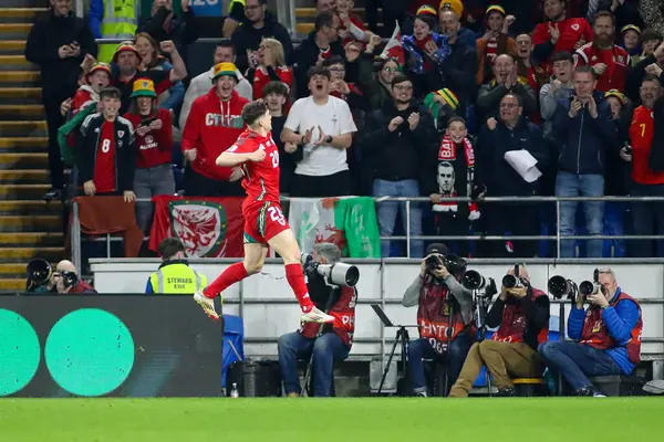 Galler 'den Dan James, 22 Mart 2025' te Cardiff City Stadyumu 'nda oynanan ve Galler' e karşı Galler Dünya Kupası eleme maçında takımının ilk golünü atmasını kutluyor.