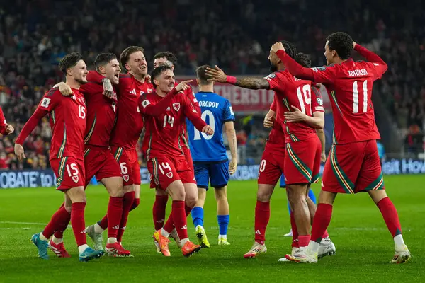 Galler 'den Ben Davies, 22 Mart 2025' te Cardiff City Stadyumu 'nda oynanan ve Galler ile Kazakistan arasında oynanan Dünya Kupası eleme maçında takımlarının ikinci golünü kutluyor.