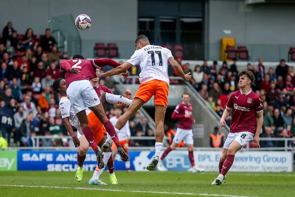 Blackpool takımından Ashley Fletcher, 22 Mart 2025 tarihinde İngiltere 'nin Sixfields Stadyumu' nda oynanan Northampton Town-Blackpool maçında 1-0 berabere kaldı.