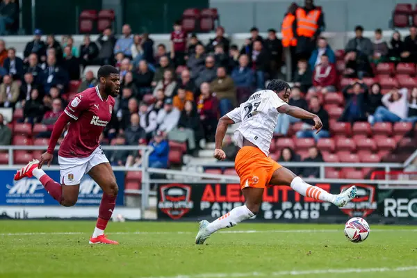 Blackpool 'dan Niall Ennis, 22 Mart 2025 tarihinde İngiltere' nin Sixfields Stadyumu 'nda oynanan Northampton Town-Blackpool maçında 0-2 berabere kaldı.