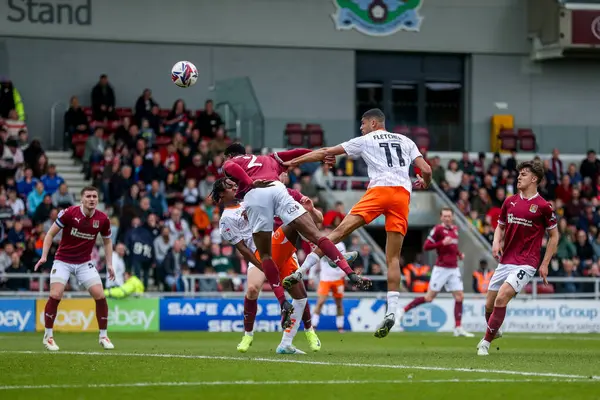 Blackpool takımından Ashley Fletcher, 22 Mart 2025 tarihinde İngiltere 'nin Sixfields Stadyumu' nda oynanan Northampton Town-Blackpool maçında 1-0 berabere kaldı.