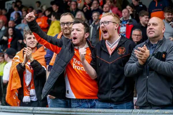 Blackpool taraftarları 22 Mart 2025 'te İngiltere, Northampton' daki Sixfields Stadyumu 'nda oynanan Northampton Town-Blackpool maçı sonrasında takımların zaferini kutluyorlar.