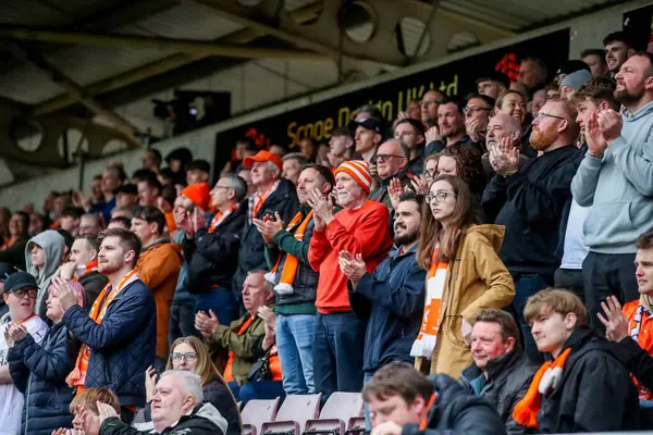 Blackpool taraftarları 22 Mart 2025 'te İngiltere, Northampton' daki Sixfields Stadyumu 'nda oynanan Northampton Town-Blackpool maçı sonrasında takımların zaferini kutluyorlar.