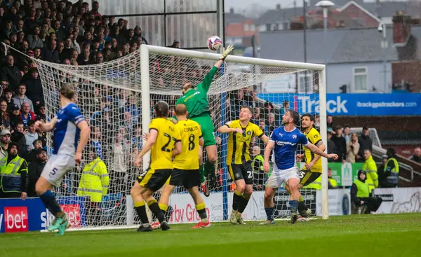Harrogate Town 'dan James Belshaw, 22 Mart 2025' te İngiltere 'nin Chesterfield şehrindeki SMH Group Stadiumact Stadyumu' nda oynanan 2.
