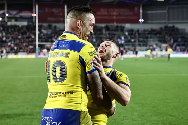 Warrington Wolves 'tan Paul Vaughan ve Warrington Wolves' tan Danny Walker, 21 Mart 2025 'te St Helens vs Warrington Wolves' a karşı oynanan Betfred Süper Lig karşılaşmasında kazandıkları zaferi kutluyorlar.