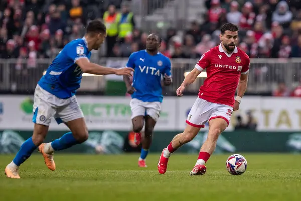 Wrexham 'dan Elliot Lee topu 22 Mart 2025' te İngiltere 'nin SToK Cae Ras, Wrexham kentinde oynanan Wrexham - Stockport County maçında taşıyor.