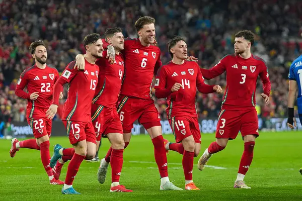 Galler 'den Ben Davies, 22 Mart 2025' te Cardiff City Stadyumu 'nda oynanan ve Galler ile Kazakistan arasında oynanan Dünya Kupası eleme maçında takımlarının ikinci golünü kutluyor.