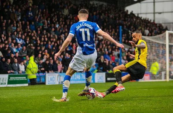 Chesterfield 'dan Ryan Colclough, Harrogate Town' dan Warren Burrell ile 22 Mart 2025 'te SMH Group Stadiumact Stadyumu' nda oynanan Sky Bet 2 maçında karşılaşacak.