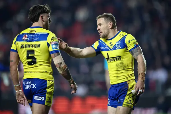 Warrington Wolves 'tan Matt Dufty, Betfred Süper Lig 5. Raundu' nda Warrington Wolves 'a karşı St Helens - Wicked Stadyumu, St Helens, İngiltere, 21 Mart 2025' te oynanan karşılaşmada Warrington Wolves 'tan Matty Ashton ile sohbet etti.