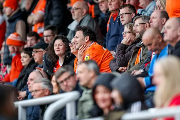Blackpool taraftarları 22 Mart 2025 'te İngiltere' nin Northampton şehrindeki Sixfields Stadyumu 'nda oynanan Northampton Town-Blackpool maçına bakıyorlar.
