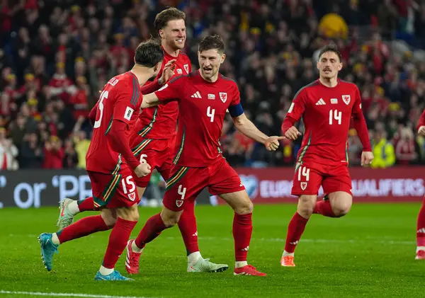 Galler 'den Ben Davies, 22 Mart 2025' te Cardiff City Stadyumu 'nda oynanan ve Galler ile Kazakistan arasında oynanan Dünya Kupası eleme maçında takımlarının ikinci golünü kutluyor.